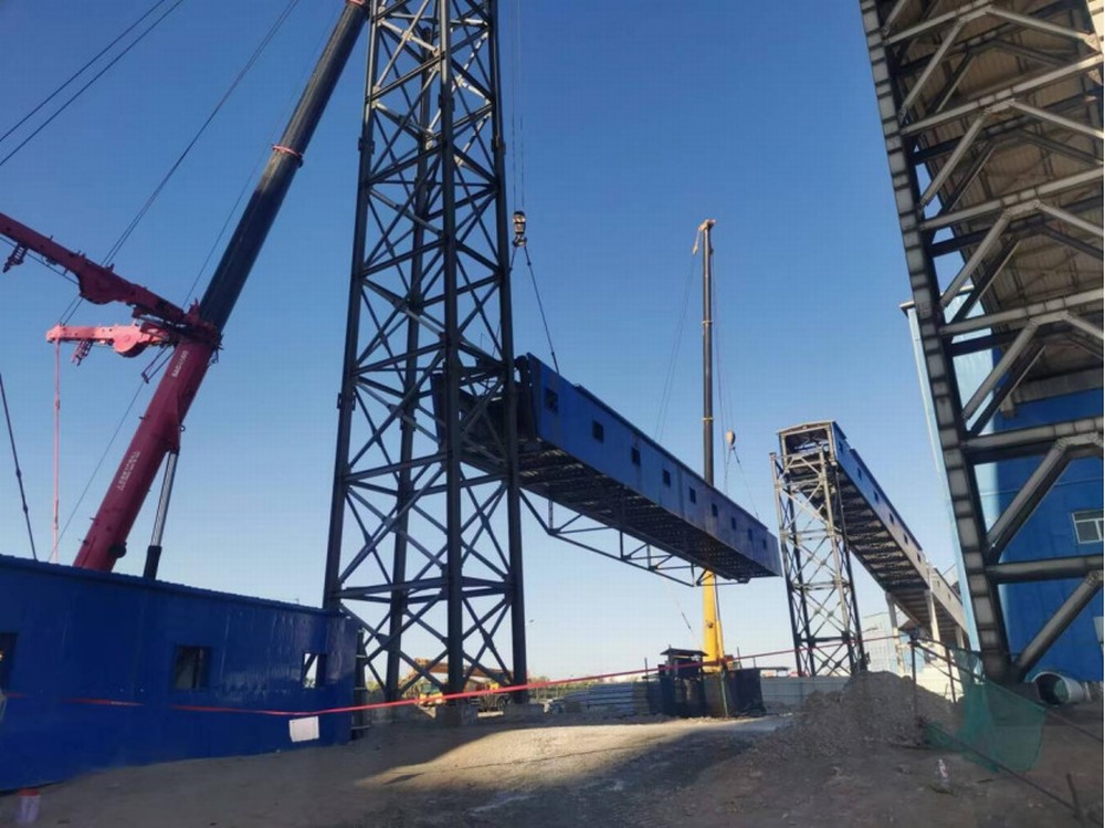 陕煤建设韩城分公司土建九项目部承建的新疆大南湖二矿煤炭选煤加工项目钢结构吊装顺利完成