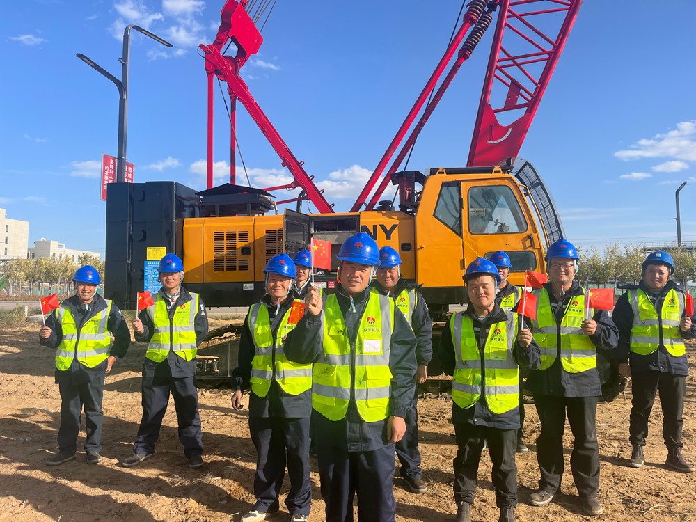 国庆时，建筑工地的梦想之筑