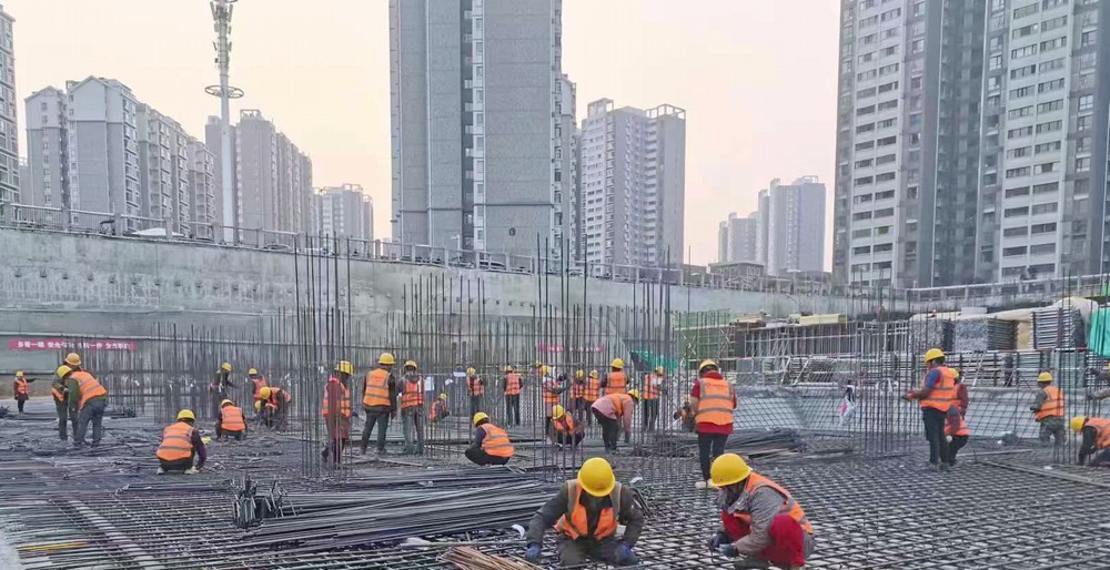 陕煤建设新龙城直属项目部:国庆假日不打烊,热火朝天忙生产