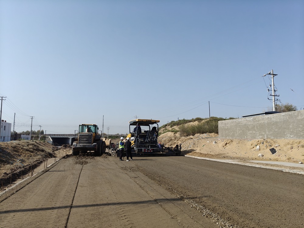 陕煤建设路桥分公司物流园区二号进场道路大干快上，吹响项目建设“冲锋号”
