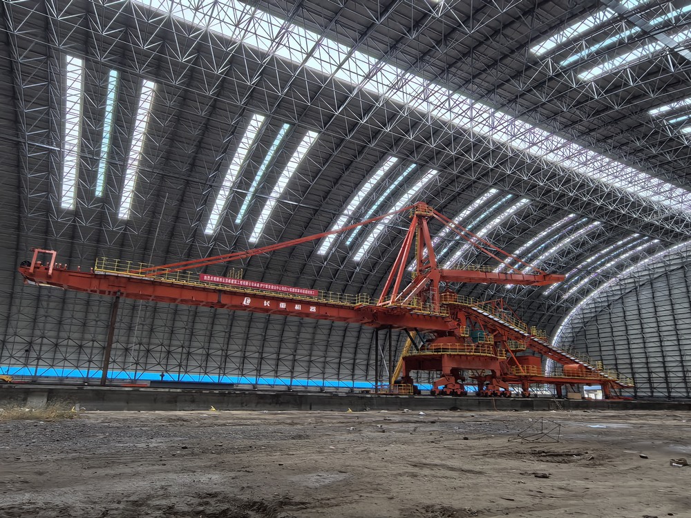 陕煤建设天工公司新疆第一项目部:DQL1000/1200.45臂式斗轮堆取料机成功送入“预定轨道”