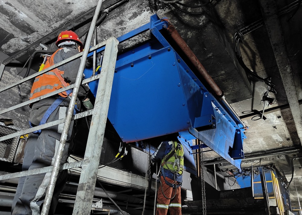 陕煤建设洗选煤运营分公司第二项目部：落煤塔暗道给煤机更换工程顺利竣工，助力煤矿高效生产