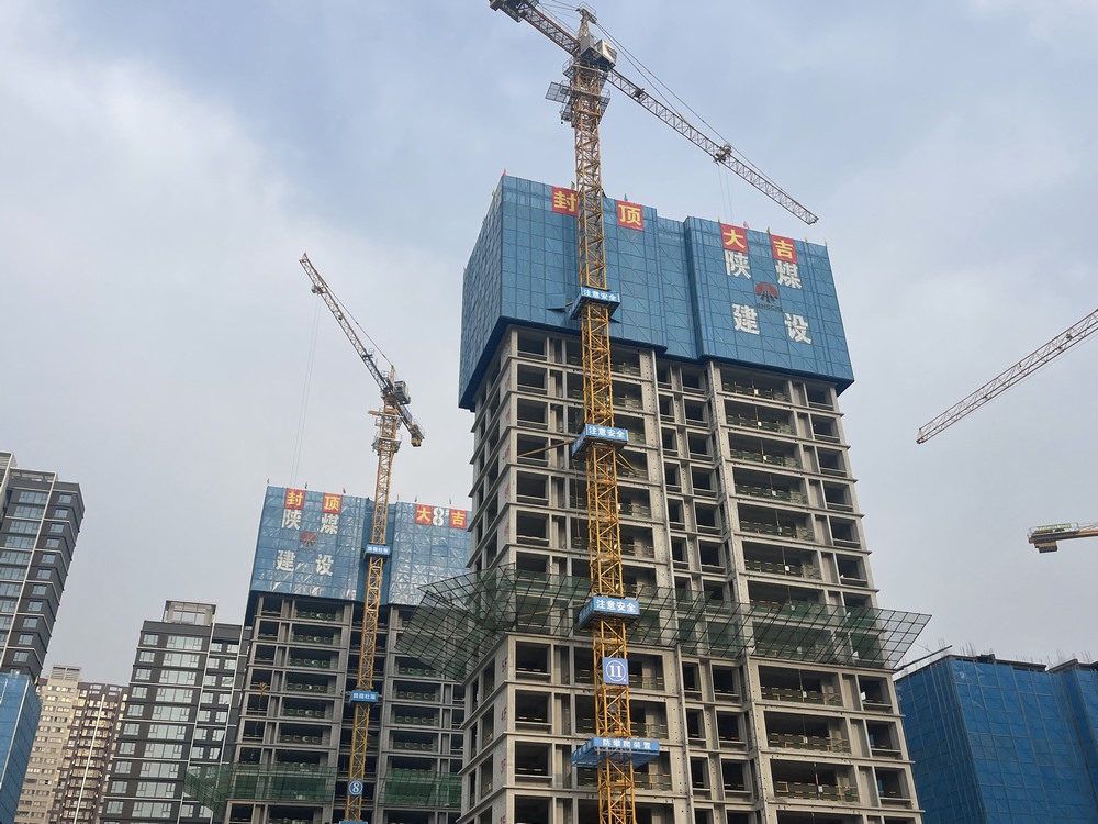 陕煤建设新龙城直属项目部承建的铜川新龙城一期项目三标段8#、11#楼顺利封顶