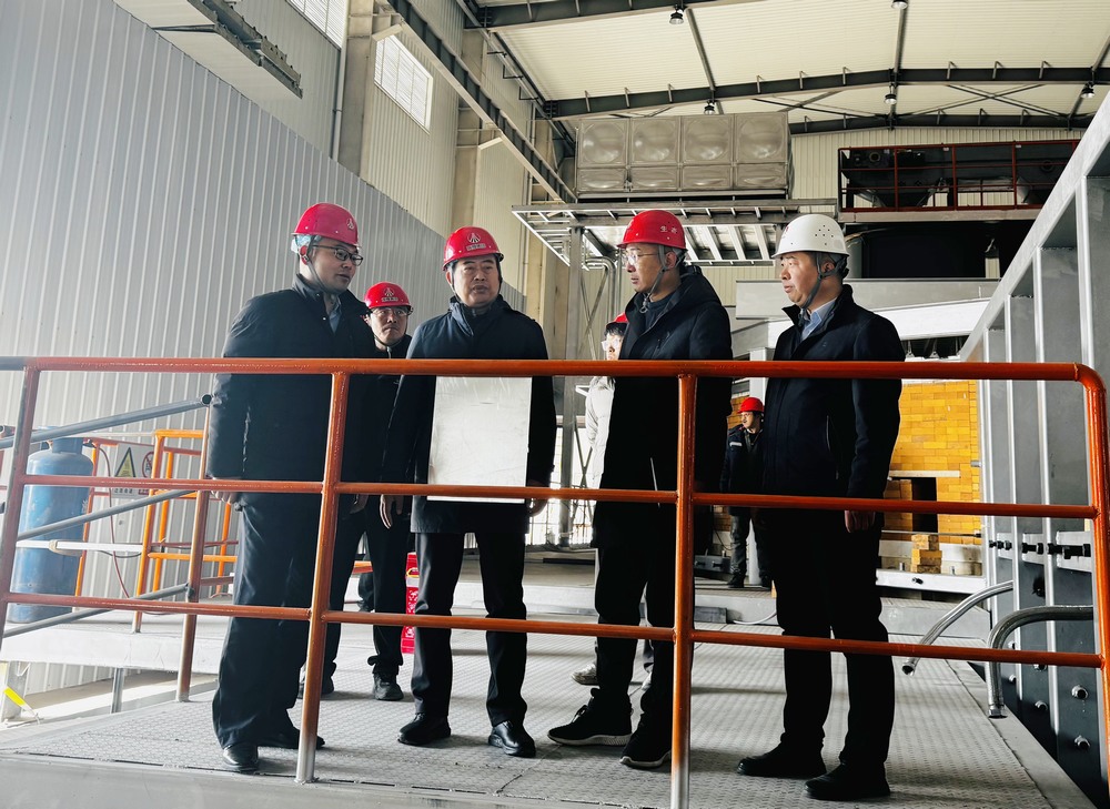 陕西建材科技集团党委书记、董事长、总经理周红深入天工公司基层项目部进行慰问