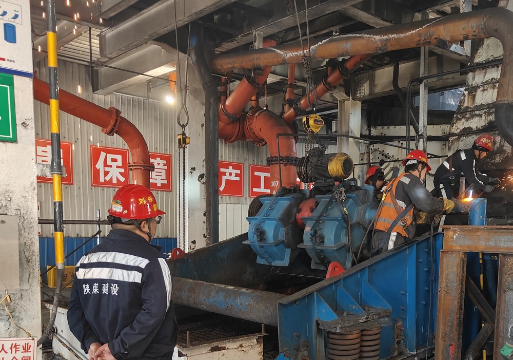 陕煤建设洗选煤运营公司第二项目部：新年破晓，柠条塔煤矿主洗车间预湿筛与矸石脱介筛 “迭代升级” 之战打响