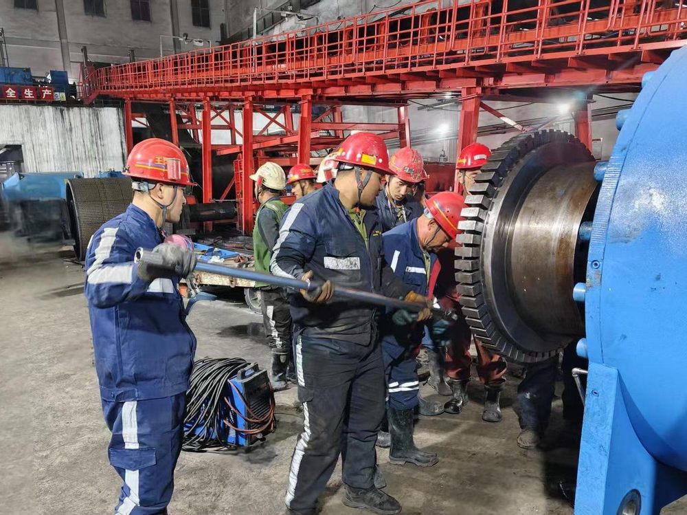 陕煤建设机电安装公司提前8小时完成可可盖矿井主斜井卸载滚筒更换工程