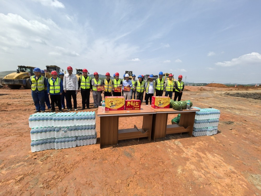 以关怀致敬坚守 用行动助力建设