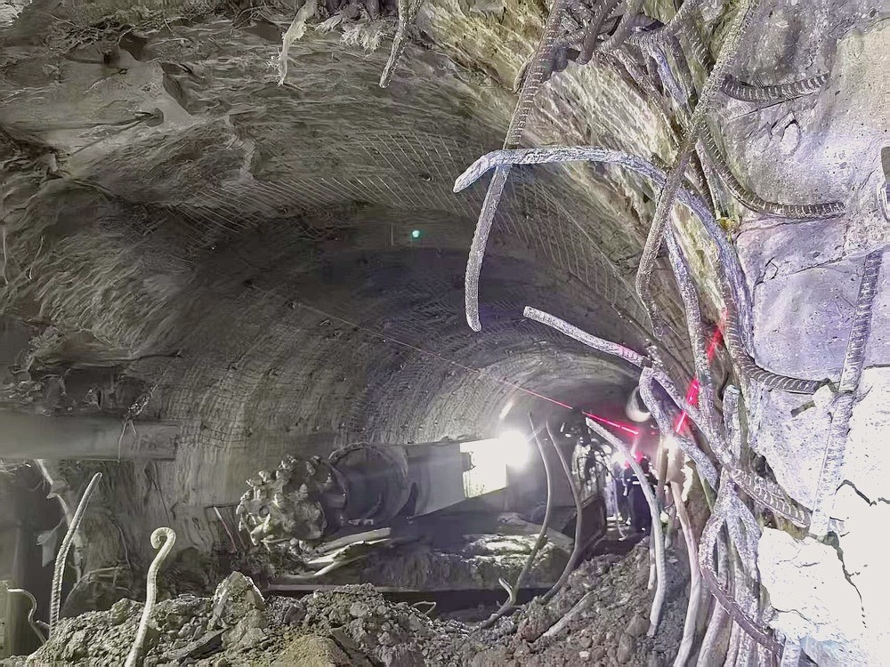 104米掘进攻坚！袁大滩煤矿2煤东翼带式输送机机头硐室顺利贯通