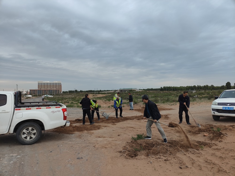 团团领航 青春筑路！陕煤青年突击队义务铺就暖心路