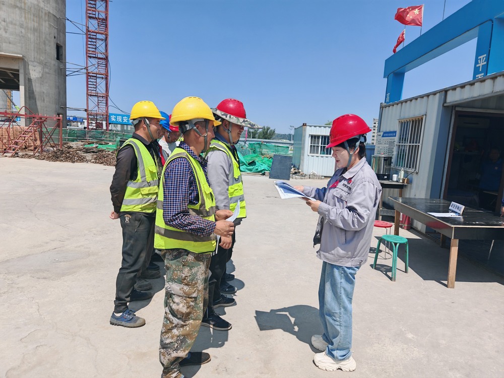 陕煤建设韩城分公司：玫瑰铿锵护安全 巾帼芳华铸防线