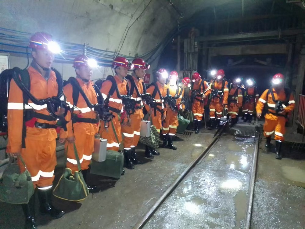 陕煤建设矿建三公司华龙项目部组织开展“顶板事故”应急演练