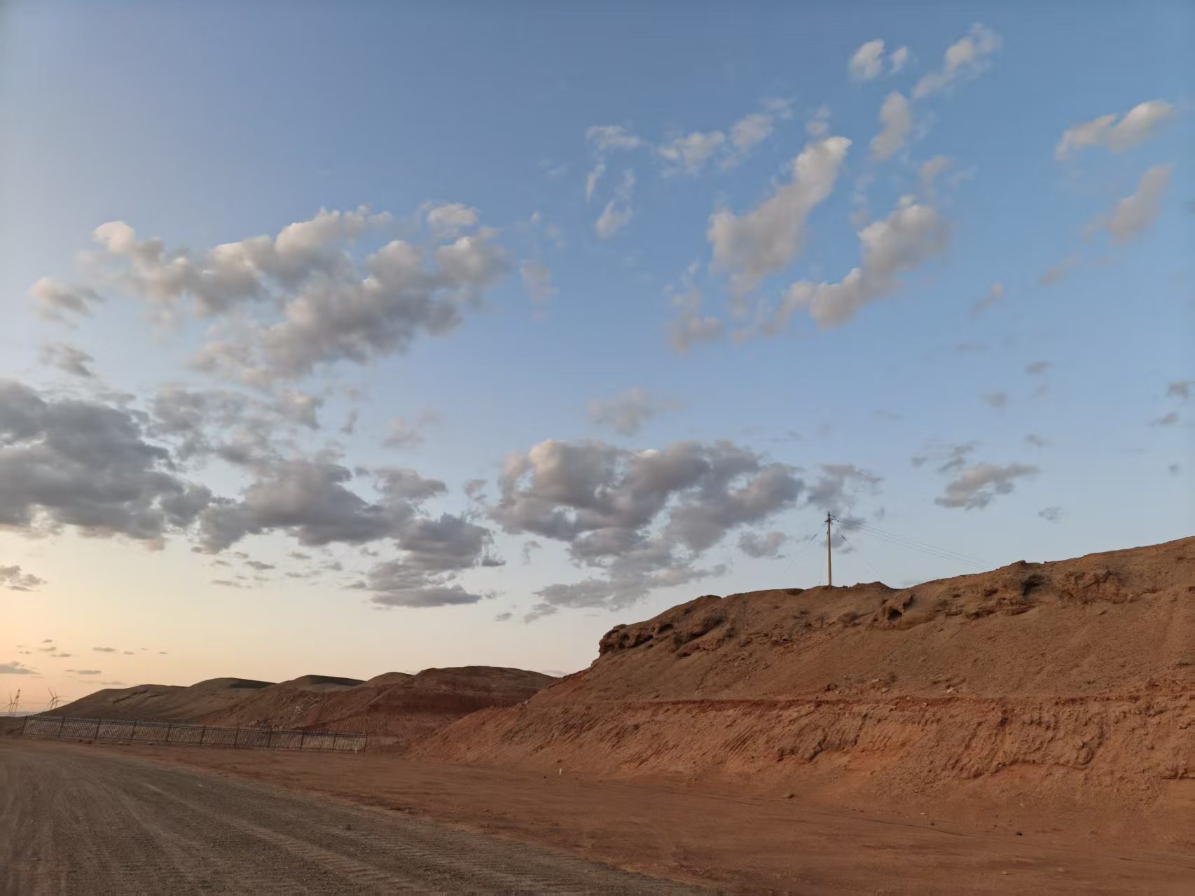 陕煤建设西北分公司土建第一项目部：职工娱乐室正式开放 戈壁滩上建起“欢乐港湾”