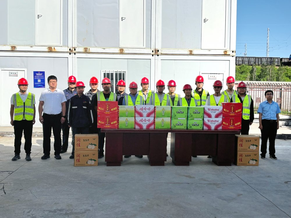 陕西小保当矿业有限公司总经理薛晓强一行深入陕煤建设第二直属项目部开展“送清凉”慰问活动