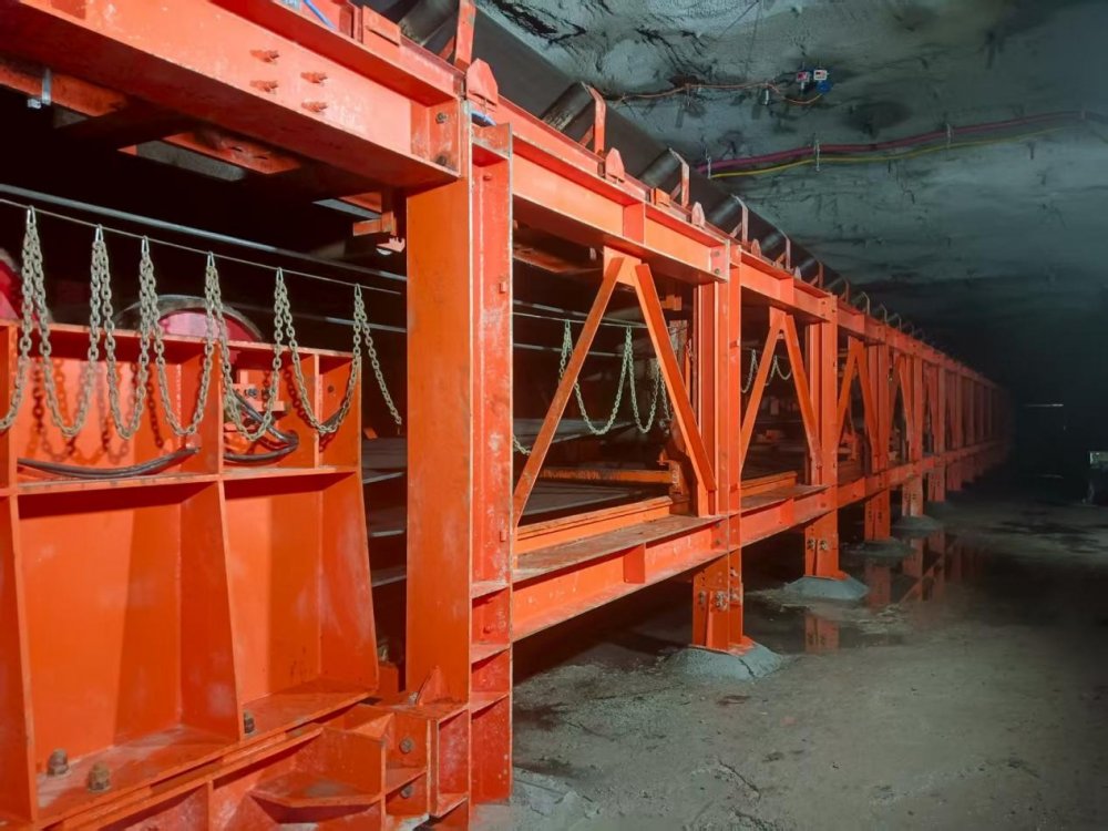 陕煤建设机电安装公司赵石畔项目部30101工作面带式输送机安装圆满完成