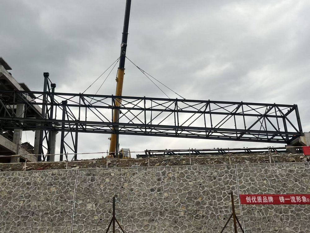 陕煤建设绿宇公司:重庆项目首座钢结构廊架顺利安装 迎关键节点