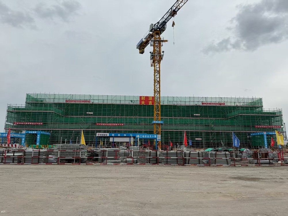 陕煤建设铜煤公司：1500万吨/年煤炭分质转化示范项目一阶段1#消防站工程圆满封顶