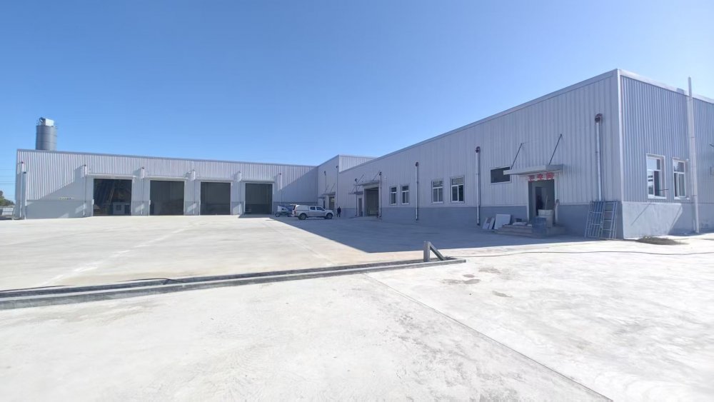 陕煤建设路桥分公司胡家河煤矿二号风井及附属工程胶轮车库、材料库、砂石料库工程通过预验收