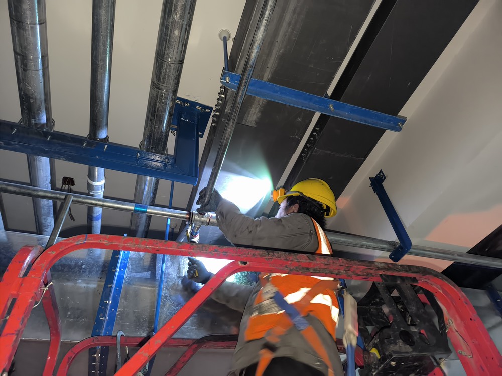 陕煤建设铜煤公司:柠条塔公寓楼项目 消防内装双线攻坚稳步推进