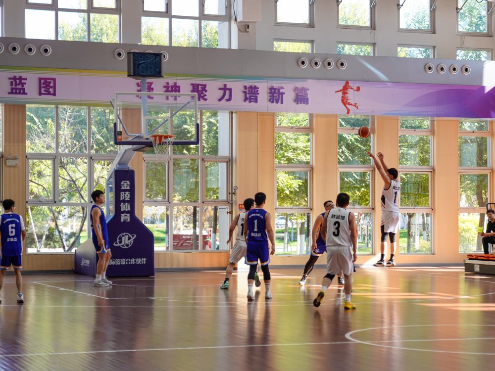 以球会友促协作 赛场拼搏展风采