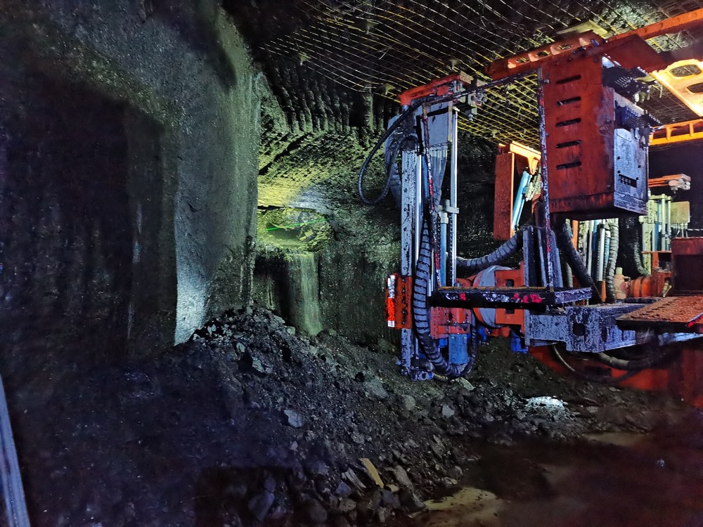 陕煤建设矿建二公司郭家滩项目部主斜井与回风立井精准贯通