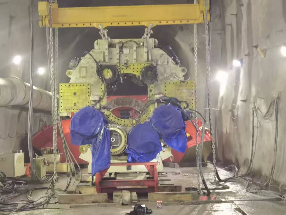 陕煤建设煤矿运营服务分公司:首台TBM全断面掘进机主体安装完成