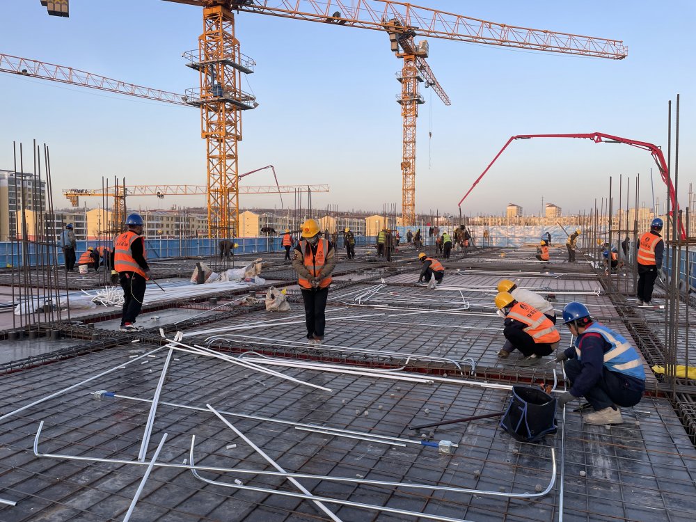 陕煤建设内蒙古分公司准旗一中项目部:多工种协同攻坚 跑出施工“加速度”