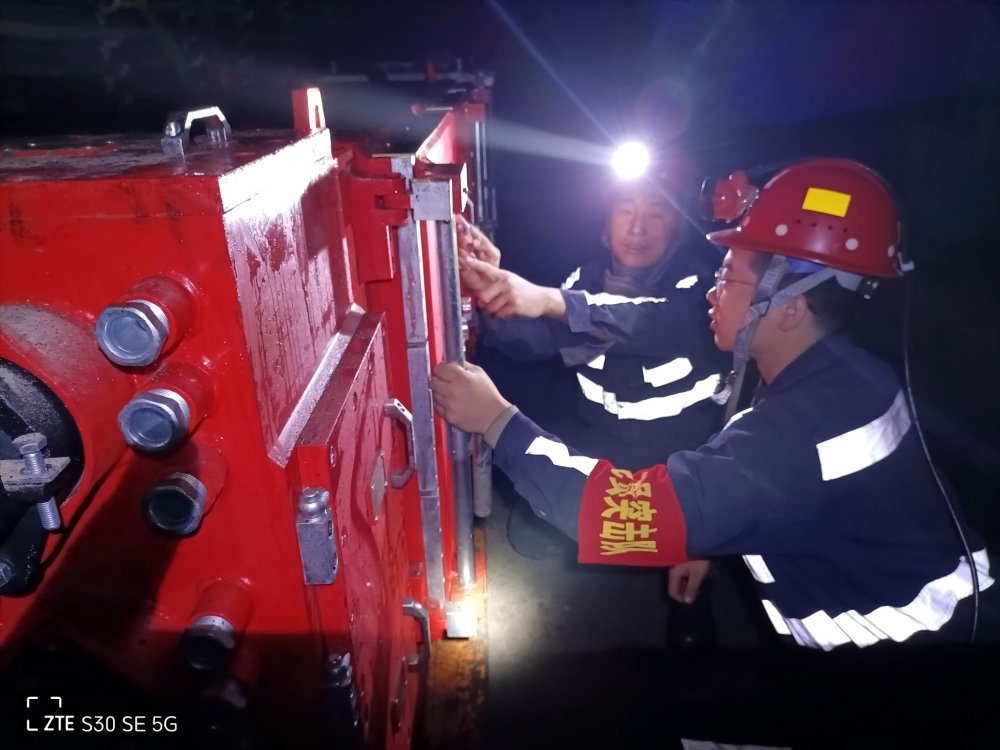 陕煤建设韩城分公司张家峁项目部：锚定百日安全冲刺目标 拧紧机电安装“安全阀”