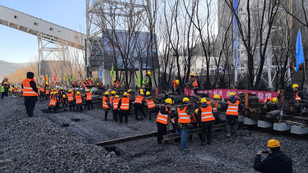 极限挑战!“天窗”点啃下铁路道岔施工硬骨头