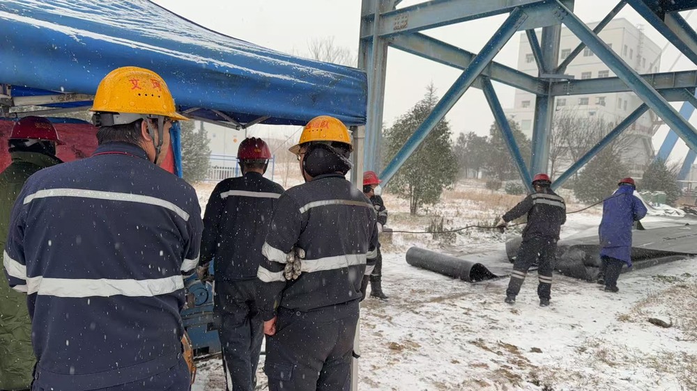 陕煤建设洗选煤运营公司澄合山阳运营项目部：凛风裹雪换皮带  坚守岗位迎新年