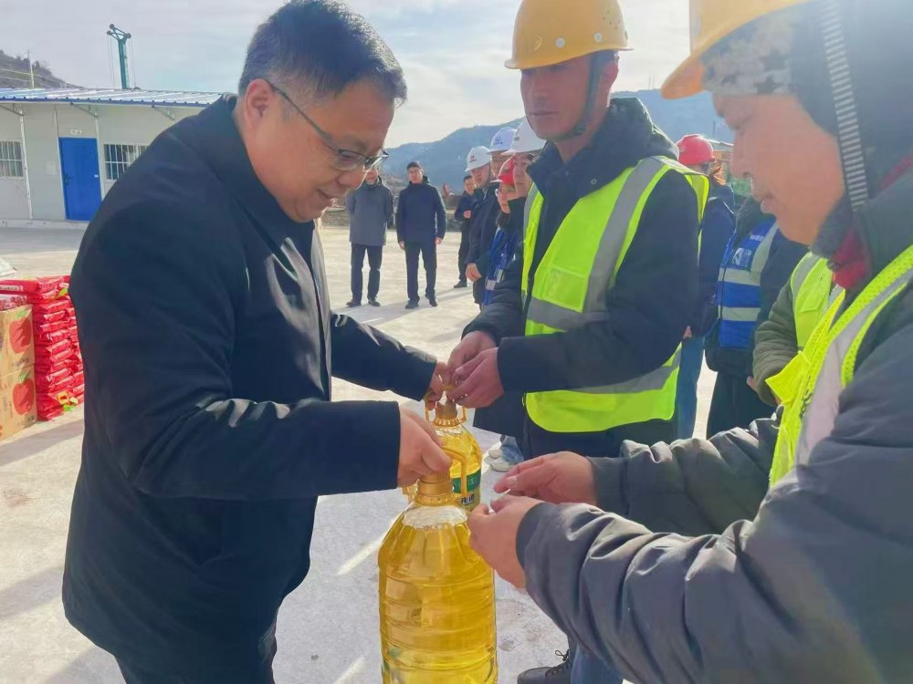 韩城市委副书记张景锋赴陕煤建设韩城分公司承建的韩城北站物流集运中心工程项目施工现场慰问一线职工