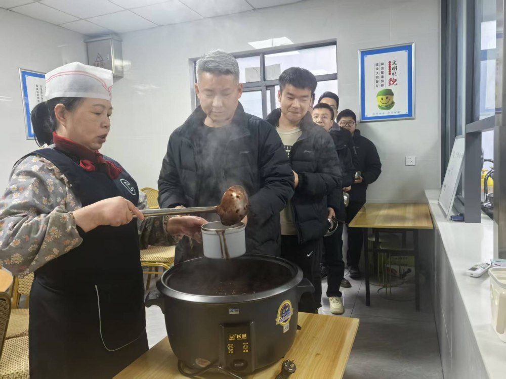 粥香暖寒冬 情系职工心